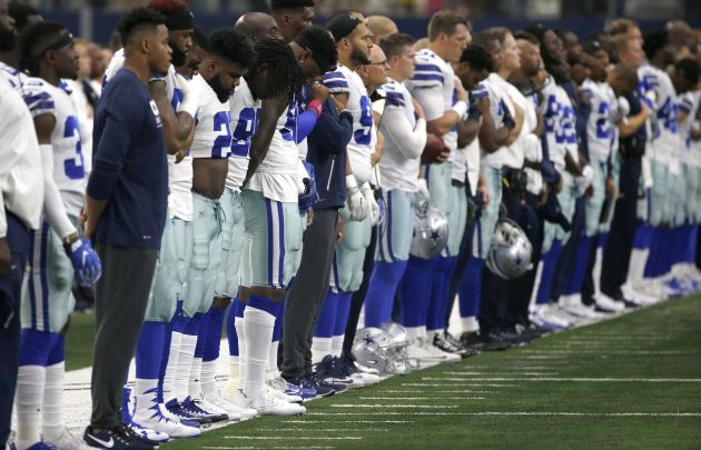 Los jugadores de Dallas siguen su protesta. Foto AP