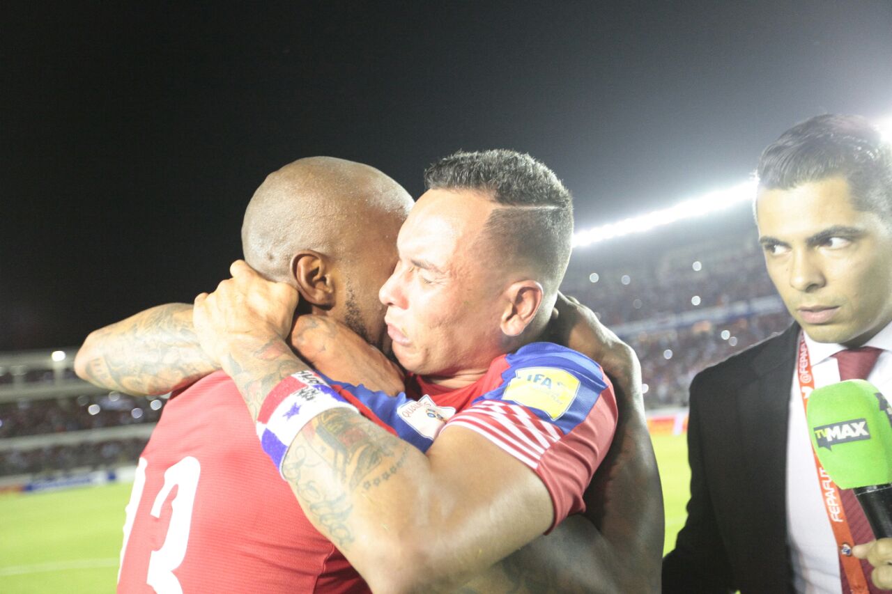 Años esperando este momento. Felipe Baloy y Blas Pérez se abrazan en el campo donde juntos sufrieron más de una derrota que hoy son historia.