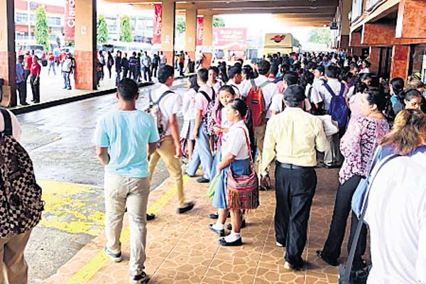 Largas filas en Veraguas ante la falta de buses