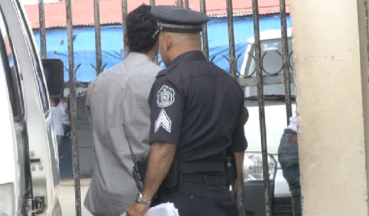 El maletín que portaba este ciudadano fue revisado. /Foto Mayra Madrid