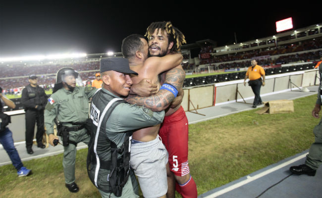 El fanático llega a felicitar a Román y el  policía. Foto: Anayansi Gamez