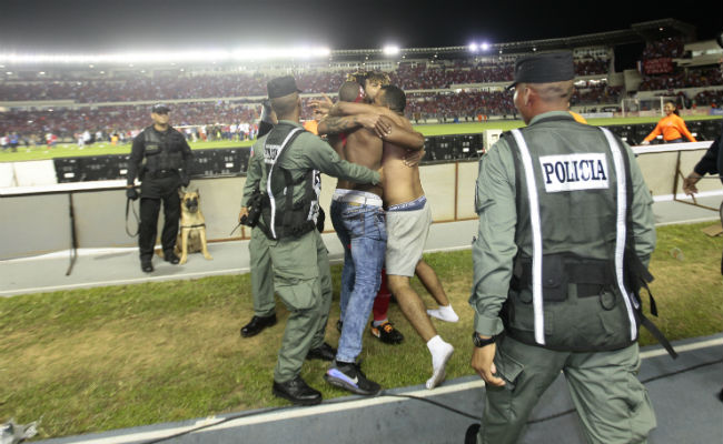 Llega un segundo fanático a felicitar a Román: Foto Anayansi Gamez