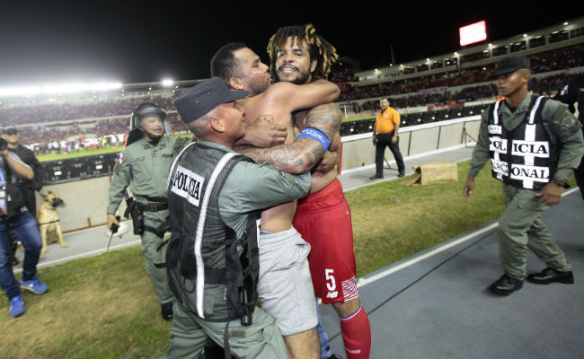 El fanático llega a felicitar a Román y el  policía. Foto: Anayansi Gamez