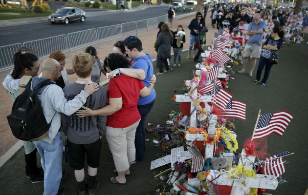 La gente reza en un monumento improvisado para las víctimas del tiroteo. Foto: AP