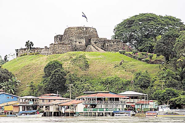El Castillo, histórica fortaleza: El nombre de este municipio se debe a la antigua e histórica fortaleza Castillo de la Inmaculada Concepción, ubicada en un pequeño y tranquilo pueblo ribereño. Otro casco urbano importante es el Pueblo de Boca de Sábalo, que funciona como cabecera administrativa. La naturaleza en su amplio esplendor es otro atractivo local, gracias a los ríos, las reservas privadas y a parte de la inmensa Reserva de Biósfera Indio – Maíz, que forma parte del territorio de El Castillo.