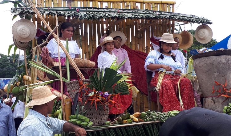 Hasta los niños lucieron sus sombrero pinta'os. /Foto Elena Valdez
