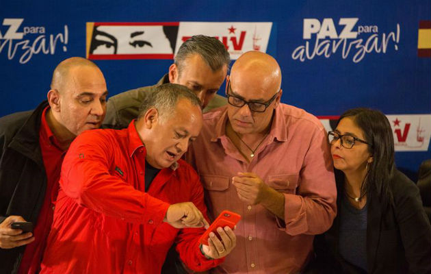 El chavismo se impuso hoy en los comicios regionales de Venezuela, en los que dijo haber arrasado con 17 gobernaciones de las 23 que tiene el país