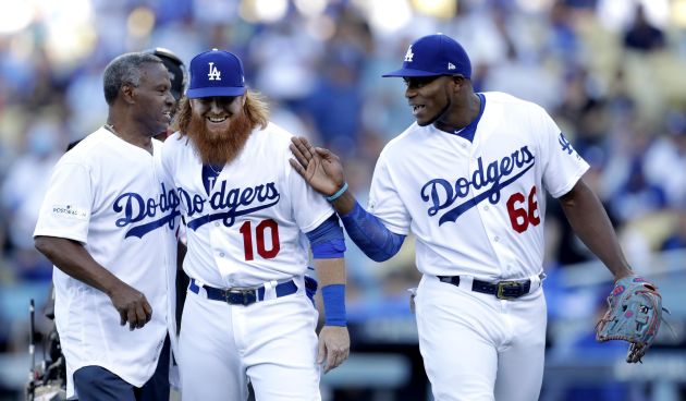 Yasiel Puig junto al ex Dodgers, Manny Mota (izq.) y Justin Turner (C). FOto AP