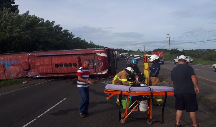 El conductor del bus perdió el control y se volcó. /Foto Elena Valdez