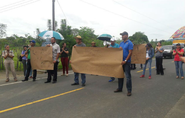 Protestan por los problemas que presenta el plantel. Fotos: Zenaida Vásquez.  