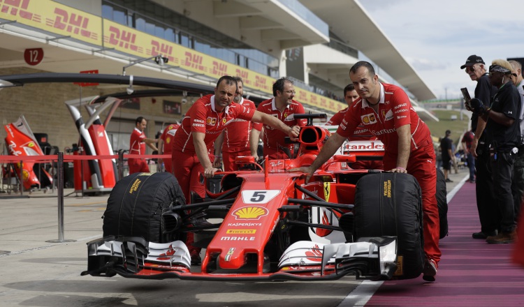 El equipo Ferrari traslada al monoplaza de Vettel. /Foto AP