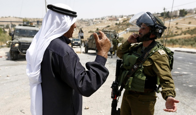 Palestino ante  soldado israelí. /Foto EFE