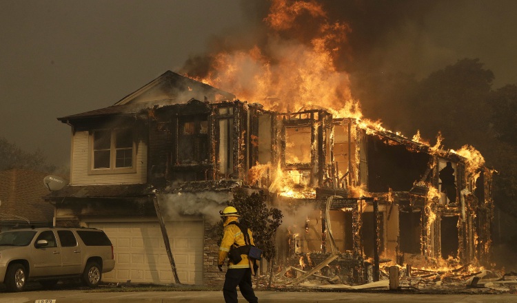 Casa quemada en Santa Rosa. /Foto AP