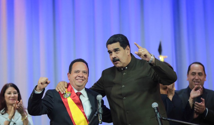 Nicolás Maduro (d) celebra. /Foto EFE