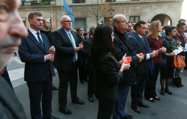 Periodistas europeos participan en un minuto de silencio. Foto/ EFE