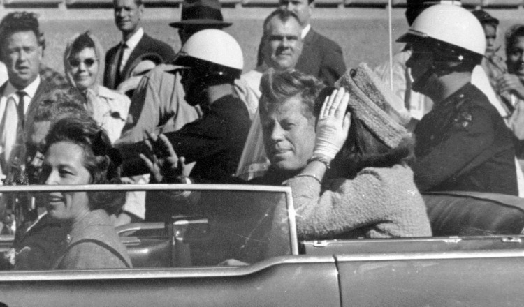 Kennedy  (c), el día del atentado mortal en Dallas, en 1963. /Foto AP