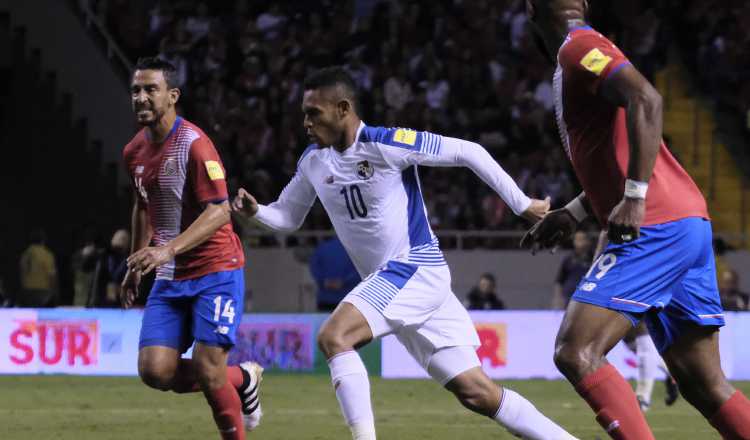El jugador de Panamá Ismael Díaz (10) disputa el balón con Randall Azofeifa (14) y Kendall Waston. /Foto EFE 