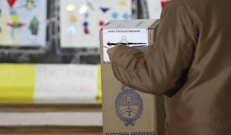 Un ciudadano ejercer su voto. /Foto EFE