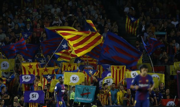 Banderas desplegadas en el Camp Nou. Foto AP