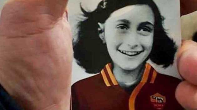 Calcomanía de Ana Frank con la camiseta de la Roma. Foto Twitter