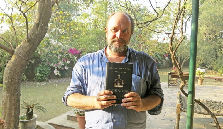 El historiador William Dalrymple posa con su obra, "Koh-i-Noor". El historiador William Dalrymple posa con su obra, "Koh-i-Noor".