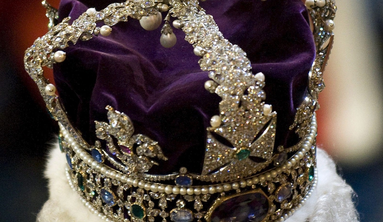 La corona de la reina Isabel II de Inglaterra es muy codiciada. La corona de la reina Isabel II de Inglaterra es muy codiciada.