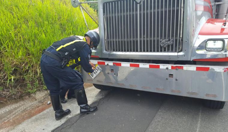 La policía retiró placas a los transportistas. La policía retiró placas a los transportistas. /Foto Delfia Cortez
