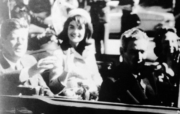 Kennedy (izq.) en el auto previo al atentado contra su vida en Dallas. Foto. AP.