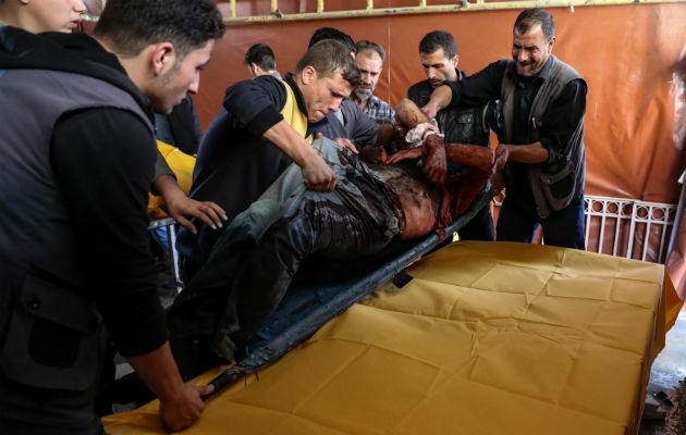 Voluntarios cuando socorrían a un hombre afectado por el ataque químico en Siria. Foto: EFE.