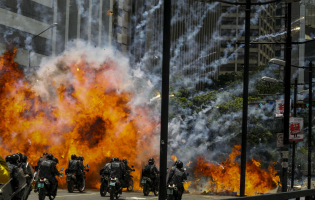 Explosión durante protesta en la Plaza Altamira en Caracas captada por el fotógrafo Gutiérrez. Foto: EFE.