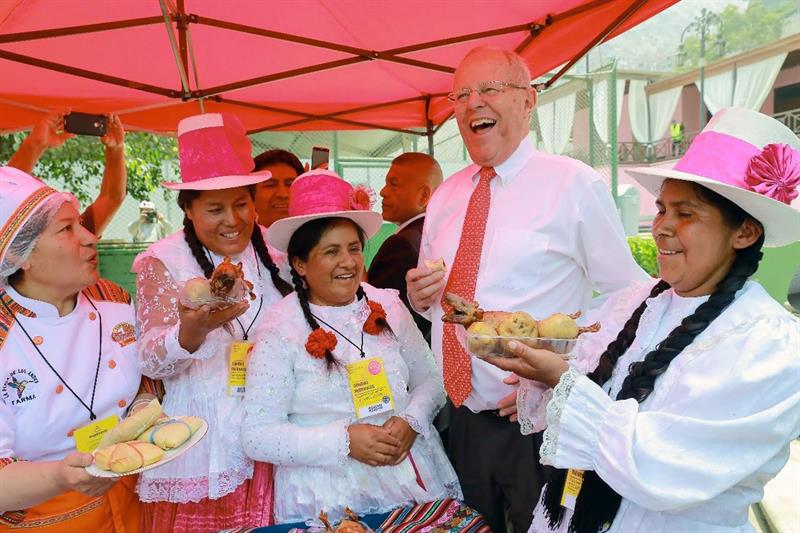 El presidente de Perú, Pedro Pablo Kuczynski, prometió hoy la construcción de un campo ferial de grandes dimensiones en Lima para albergar la feria gastronómica Mistura