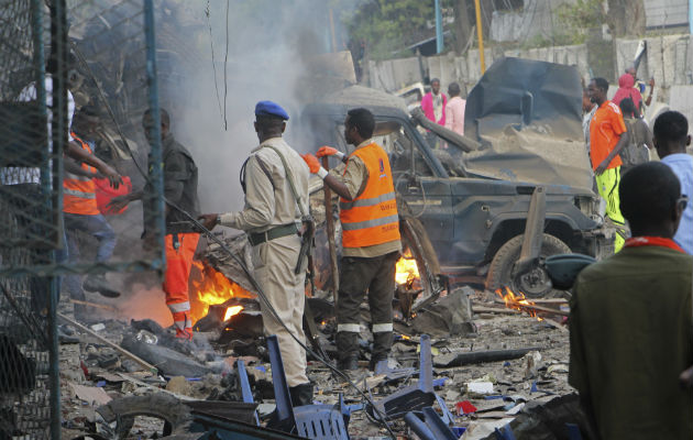 Un soldado observa las labores de socorro tras la explosión en Mogadiscio. Foto: AP.