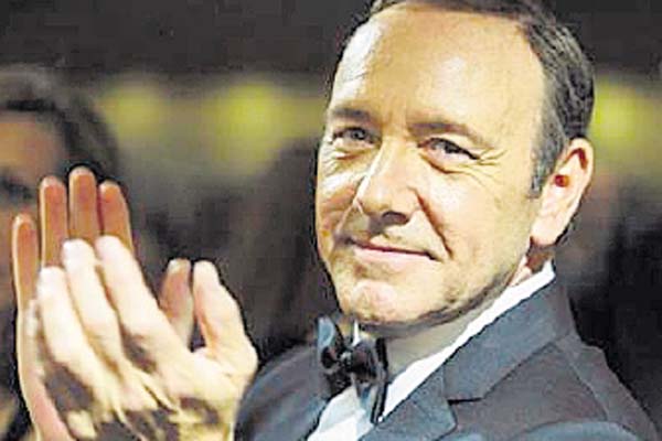 Kevin Spacey recibe críticas por la forma como se disculpó en Twitter