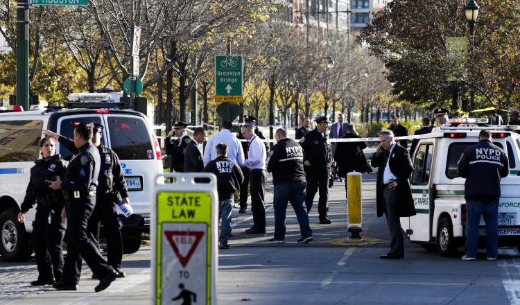 Policías y socorristas retiran el cuerpo de una víctima del atentado en el centro de Nueva York. /Foto EFE