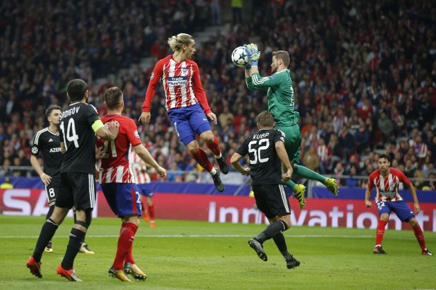 Antoine Griezmann intenta rematar de cabeza. Foto AP