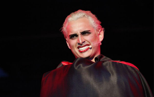 Duego De Obaldía como Dr. Frank.