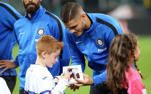 Mauro Icardi, capitán del Inter, firma una copia de "El diario de Ana Frank". Foto EFE
