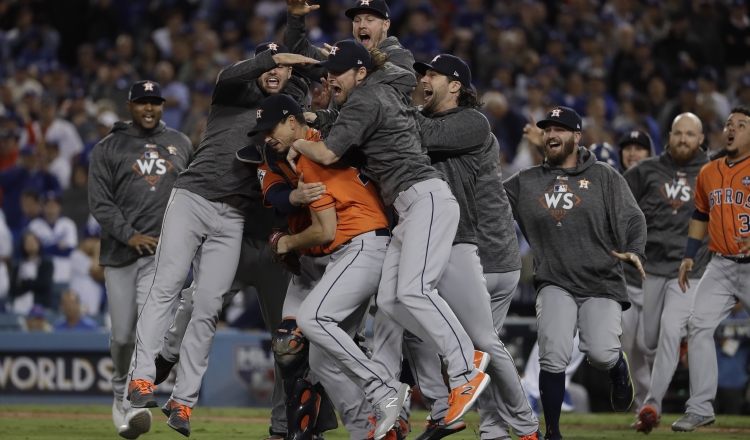 Jugadores de los Astros de Houston festejan el título de la Serie Mundial. /Foto AP