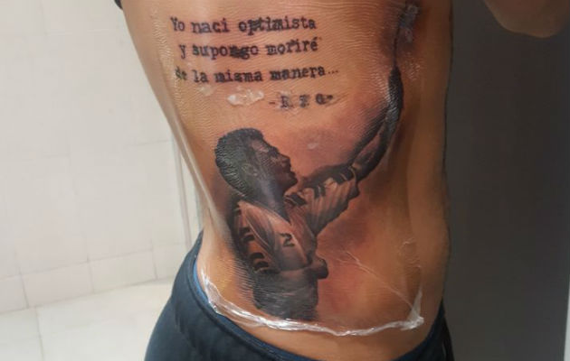 La frase que acompaña su “tatto” es original de su hermano