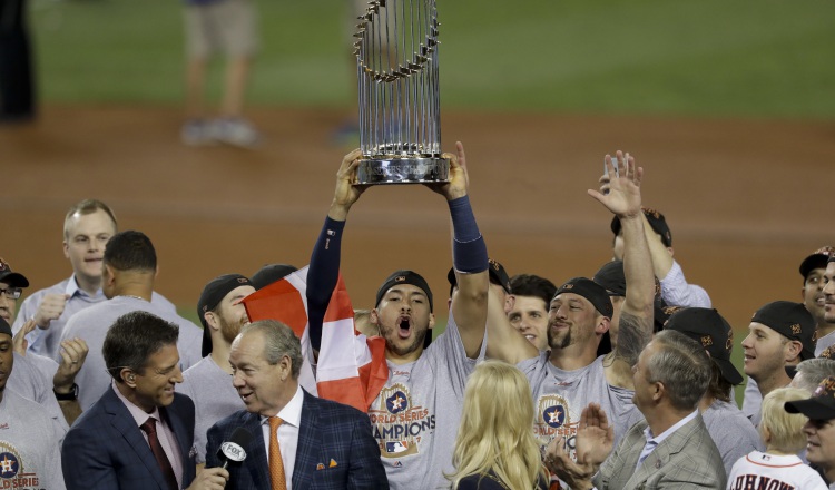 Springer (c) empató la marca de cinco jonrones en una Serie Mundial, lograda por Reggie Jackson en 1977 y Chase Utley en 2009. /Foto AP