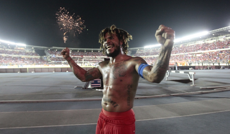 Román Torres festeja la clasificación de Panamá al Mundial de Rusia 2018. /Foto Anayansi Gamez