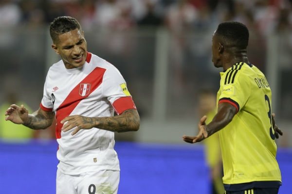 Paolo Guerrero (Izq.). Foto:AP