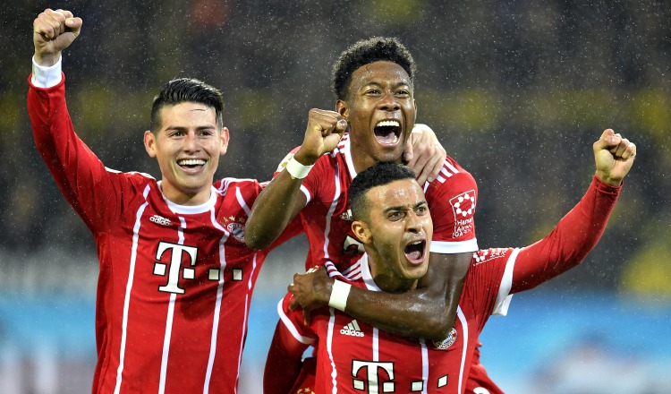James, David Alaba y  Thiago festejan el triunfo del Bayern. AP