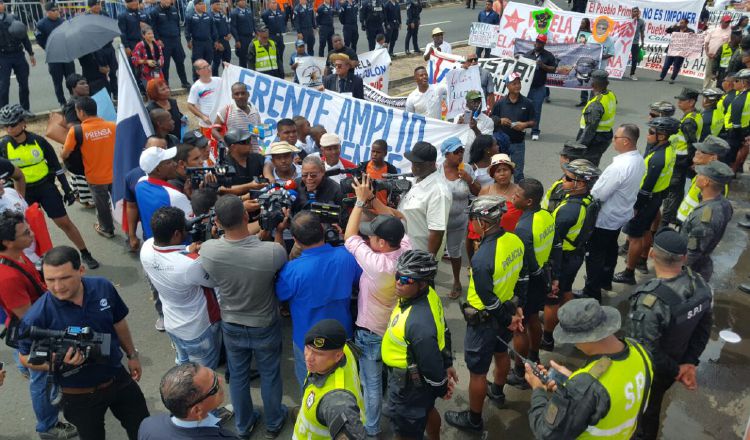 Colonenses muestran su insatisfacción sobre problemas sociales en su provincia.