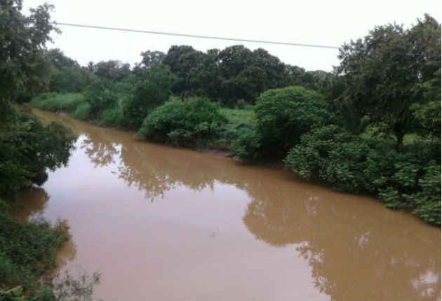 Autoridades han tenido que entregar agua embotellada por la preocupación de la población.