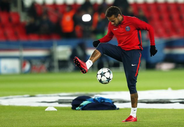 Neymar hace juegos previo a un partido con el PSG. Foto EFE