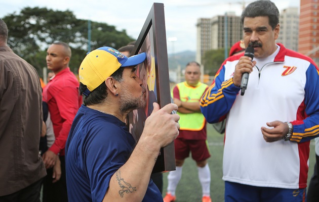 Maradona admira a Maduro.