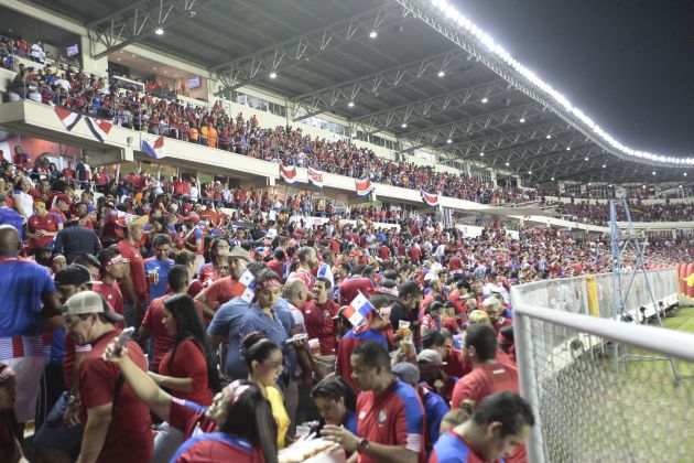 Aficionados panameños en el Rommel Fernández. Foto Anayansi Gamez