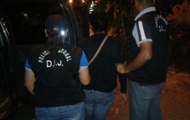 La mujer salió huyendo de la residencia. Foto: Mayra Madrid. 