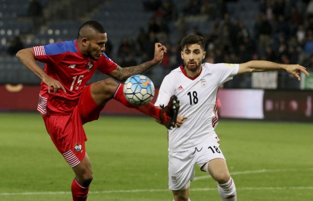 Eric Davis (izq.) lucha por el balón con Ali Reza. Foto AP